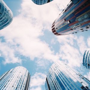 4 sugerencias de diseño de cursos virtuales para mejorar la formación en normativas empresariales.